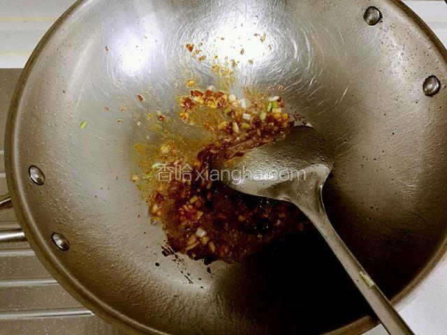 炒出香味。