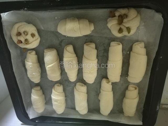 全部做好摆到烤盘中（剩的面团做了葡萄干面包）

