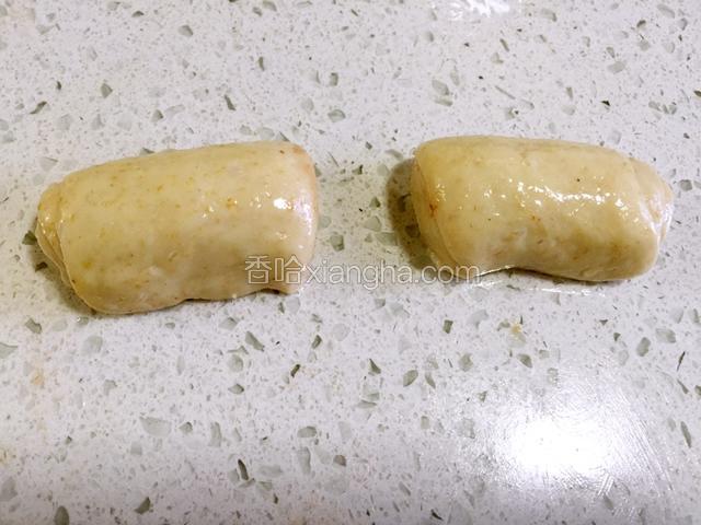 卷好的面团从中间切开
