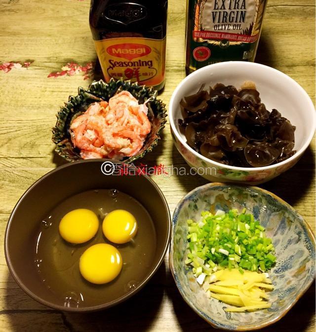 主料准备
1）黑木耳冷水泡开洗干净，剪成小点的块
2）虾子去壳、去虾线
3）鸡蛋打好准备打散
辅料准备
姜、葱花切好、味极鲜酱油、橄榄油备用