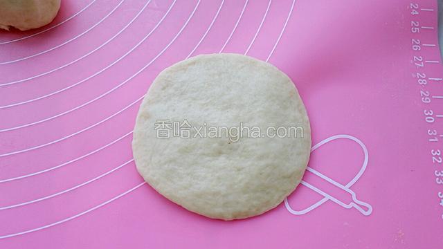 用擀面杖擀成中间厚些的饼皮。
