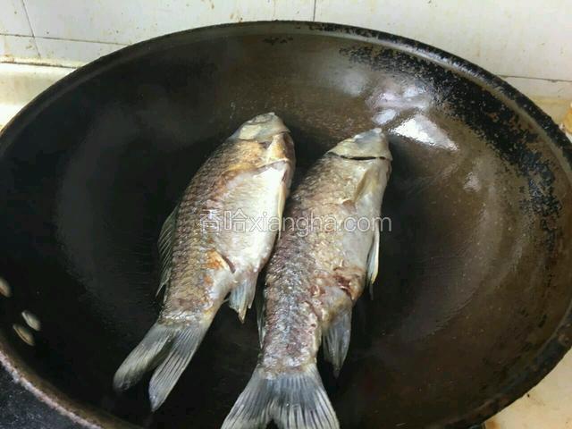 放入鱼两面煎黄