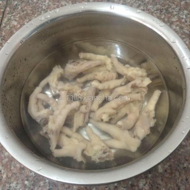 卤好的鸡爪盛出放在冰开水里面，这样口感才Q。