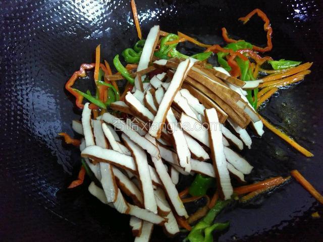 再放入豆腐干炒匀