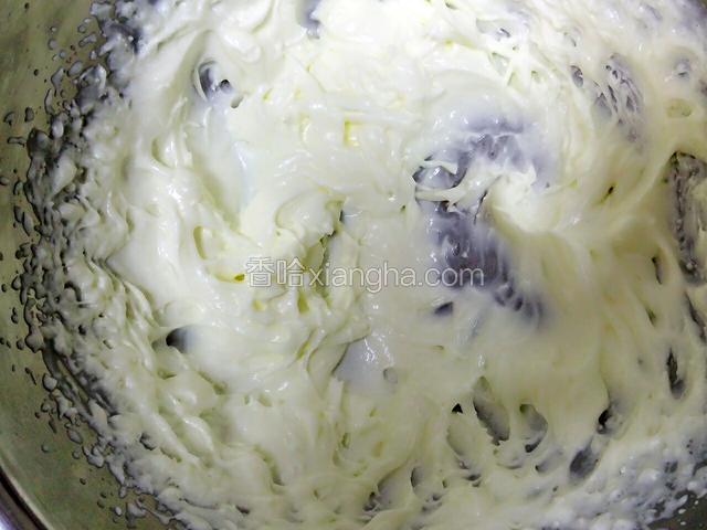 然后把淡奶油加糖打发出纹路不消失。