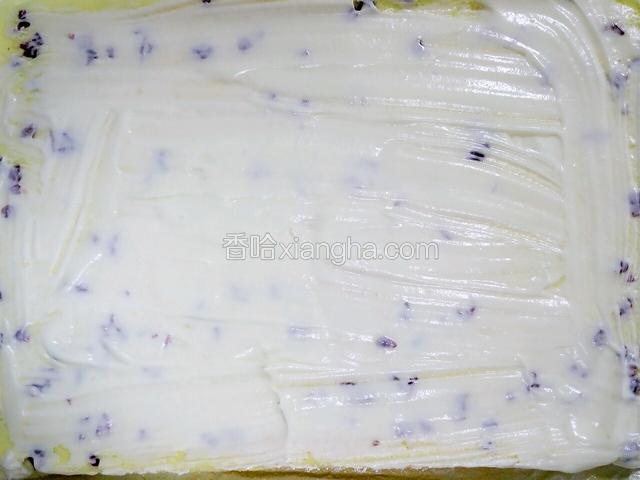 然后刷上一层淡奶油，开始卷卷，借助擀面杖卷好卷一些。