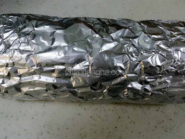 卷好后用锡纸包好，放到冰箱冷藏定型30分钟。