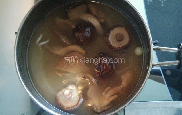 根据食材的多少决定倒入鸡汤的量 一次放足 这样在炒锅炒大概十分钟后把所有材料倒入煲汤锅 小火炖汤 炖这种菌菇汤时间控制在一个小时左右 味道刚刚好 菌菇不会太烂也不会太干不好吃 出锅前尝尝味道 如果不够咸度可以适量放点食盐
