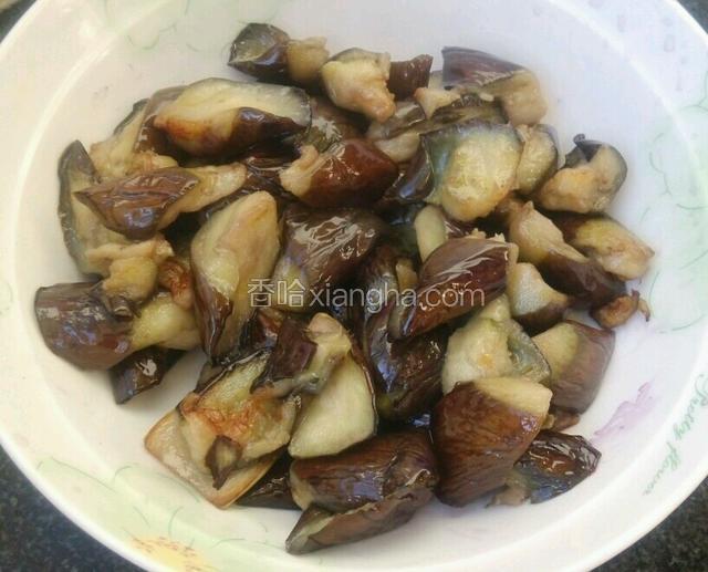 煸炒至茄子金黄色。