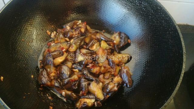 热锅凉油，葱蒜末爆香，放郫县豆瓣酱炒出红油，放煸炒好的茄子，加生抽，白糖，盐适量，翻炒二分钟出锅。