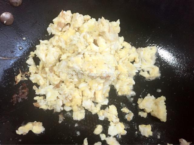 鸡蛋不加盐，炒碎备用。