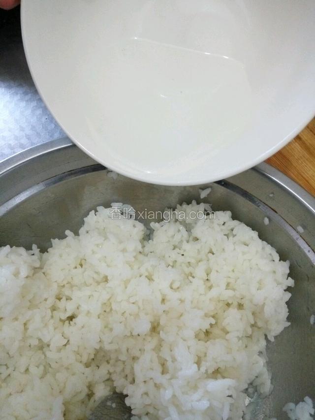 把盐，糖，白醋按1：5：10比例混合，调成寿司醋，倒入蒸好的米饭中，拌匀。