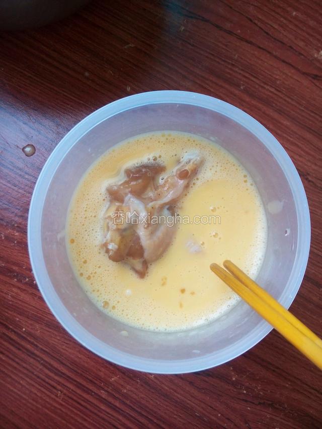 把鸡蛋、生粉一起搅拌，然后把腌好的鸡腿放在里面裹一裹。（生粉不能太少）