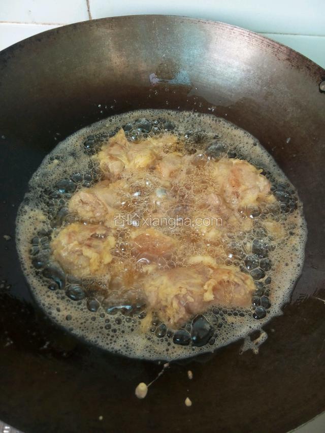 把锅里倒入油热5成热，把裹好鸡腿放进炸两面金黄。取出放凉，油转大火复炸1分钟逼出油盛出。