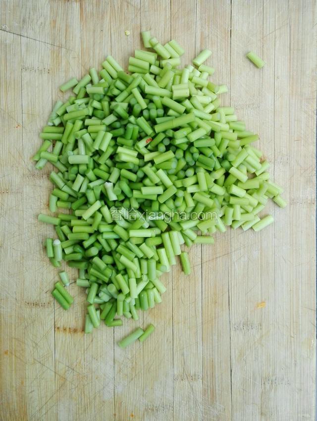 将蒜苔切成颗粒，不要切太碎