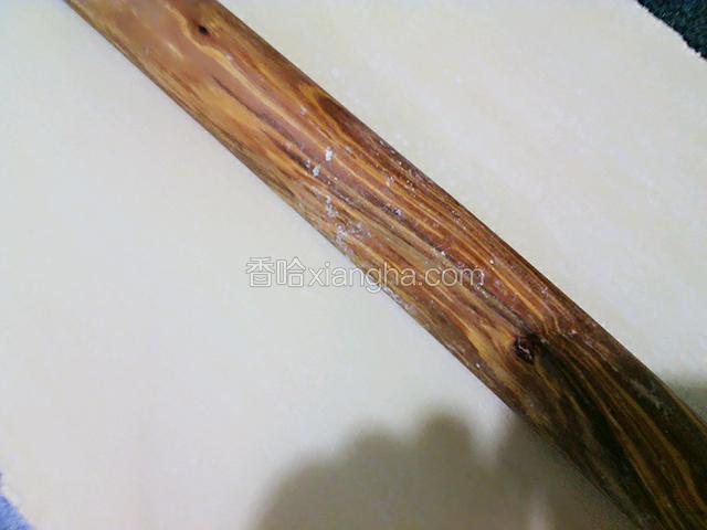 
醒好的面，用擀面杖擀成面皮，尽量擀薄点，