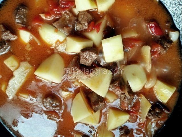 牛肉煮熟后把土豆加入锅中继续炖