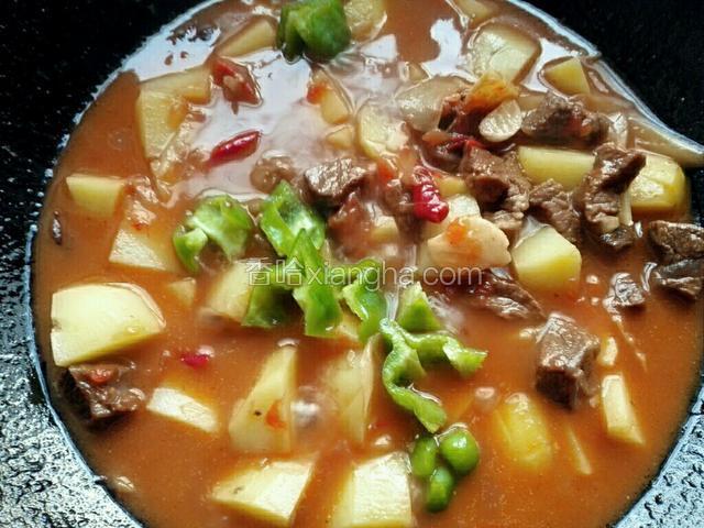 土豆煮熟后再加入青椒和鸡精，就可以享用美味的土豆烧牛腩啦！