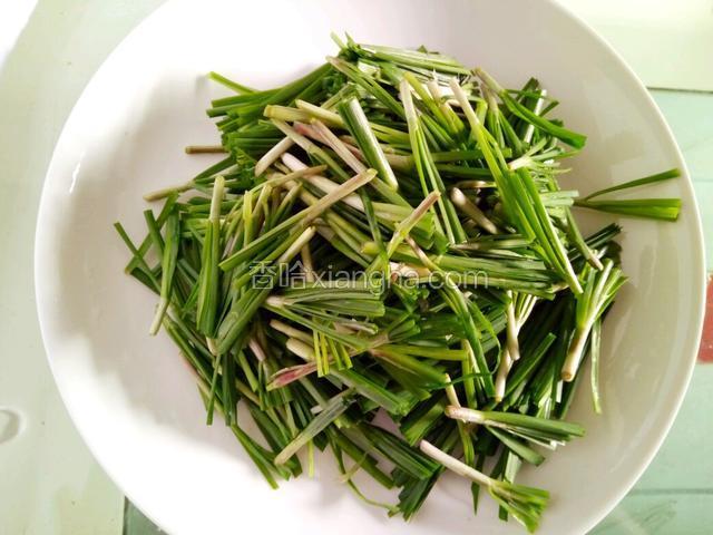 将韭菜洗净后切成小段装盘待用。