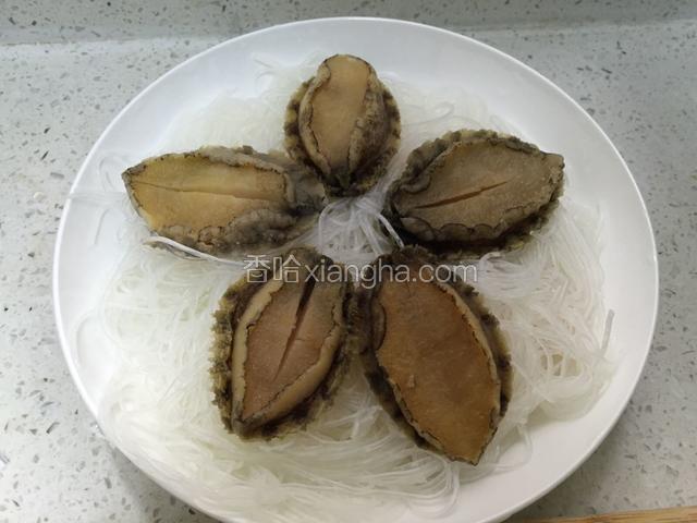 用刀在鲍鱼上交叉划两刀然后放在粉丝上