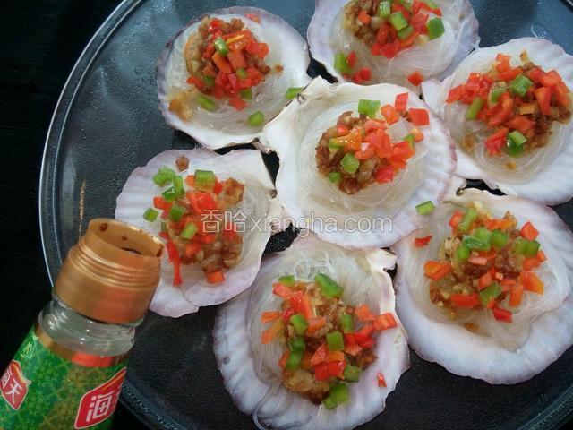 用热油浇青红椒上，在淋上蒸鱼鼓油。
