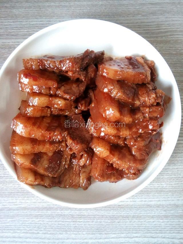 再将捣碎的腐乳将肉片抹匀。