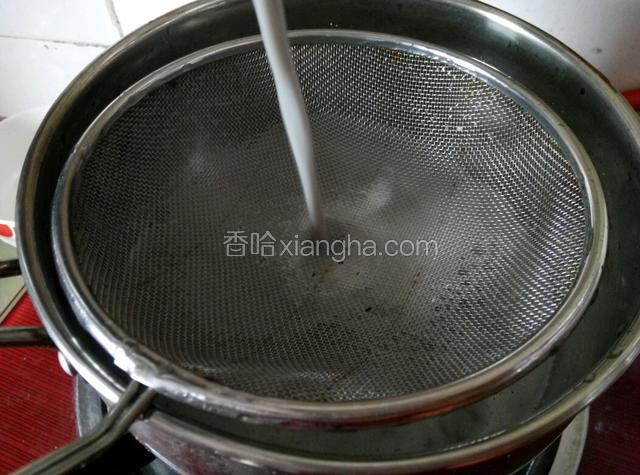 打好的豆浆倒入锅中，过滤下泡泡跟豆渣
