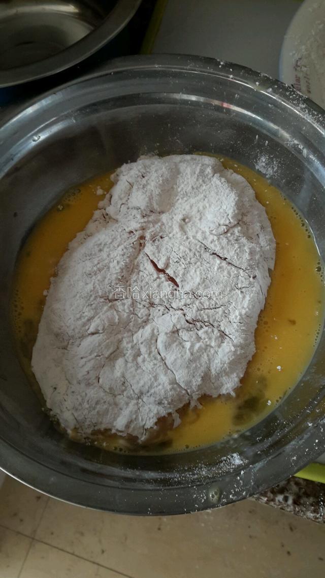 先蘸满淀粉，再裹上鸡蛋液