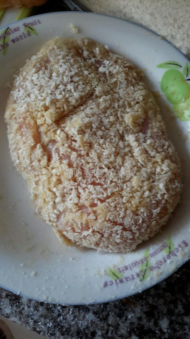再裹上面包糠，边缘的地方可以多裹点淀粉，面包糠