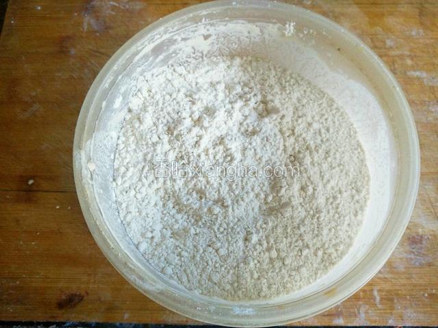 称好的面粉放入3克盐