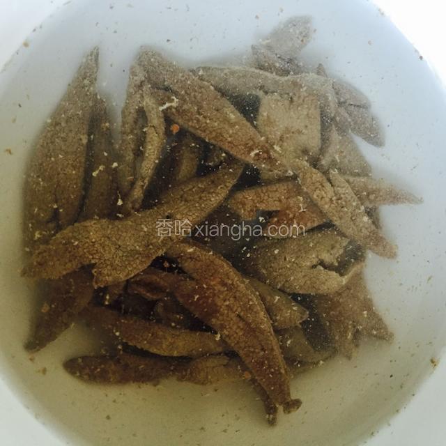 猪肝过开水焯半分钟，去腥味