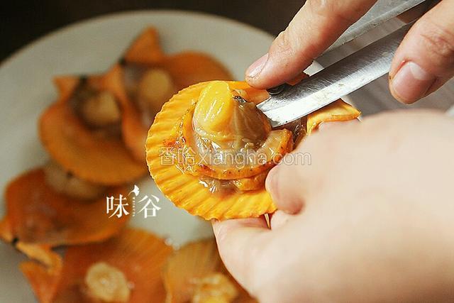 用小刀取出中间的扇贝肉，冲洗干净。

