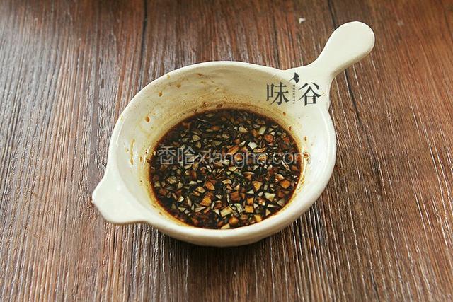锅内热油，取一半蒜蓉爆香，再倒入酱油，炒出香味，装起酱汁备用。
