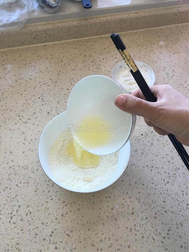 把蛋白倒入装混合物的大碗里。