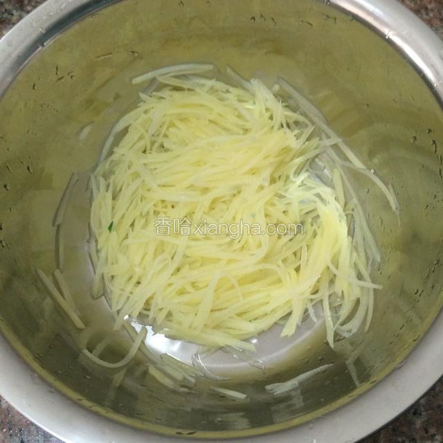沥干多余水份。