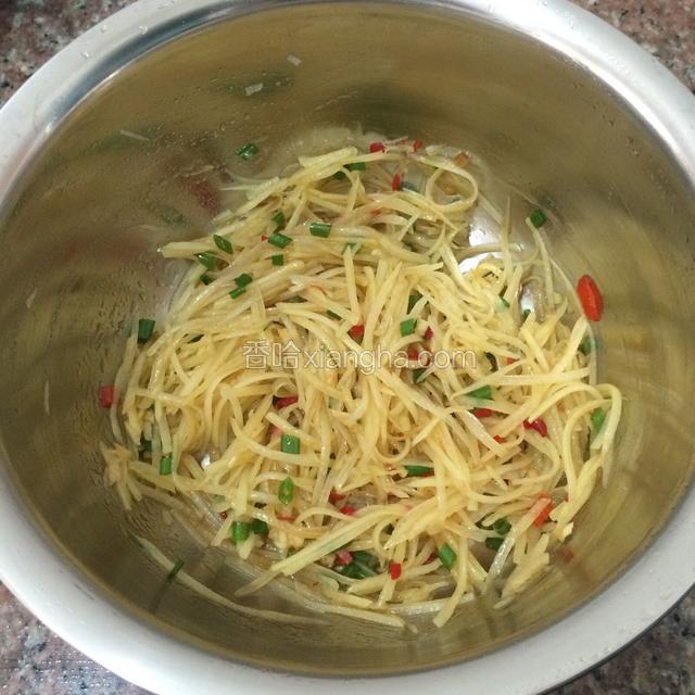 拌匀后等待片刻入味。
