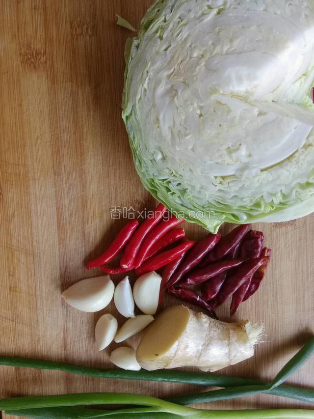 准备好食材。大头菜用水浸泡15分钟后流水洗净，葱蒜切末，姜切块。