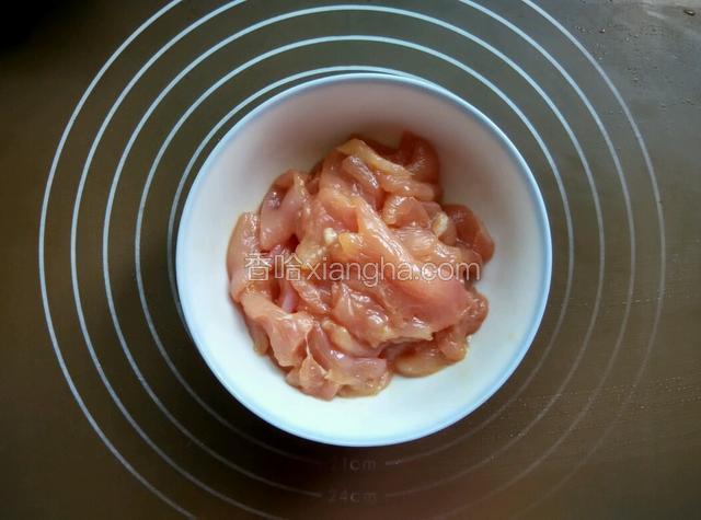 鸡肉切片用少许盐和料酒抓爪，再加入少许水淀粉抓匀，再加少许食用油抓匀，静置15分钟