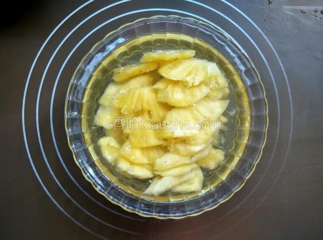 菠萝切片，用淡盐水浸泡10分钟