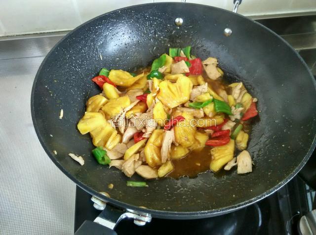 同时倒入调好的汁，大火翻炒至汁稠，并均匀裹住食材