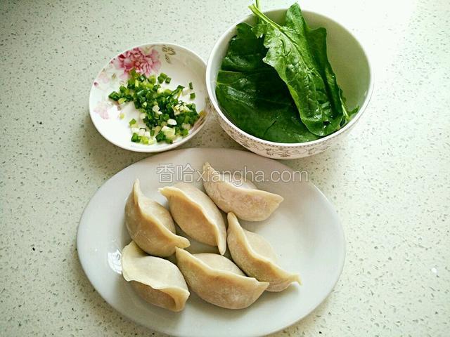 菠菜洗净、葱洗净、切葱花，冻饺子。
