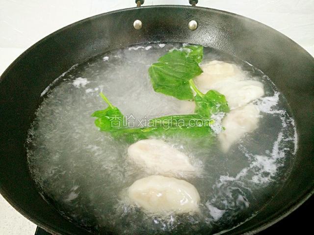 冻饺子全煮熟后，会浮起来，加进青菜(菠菜)。