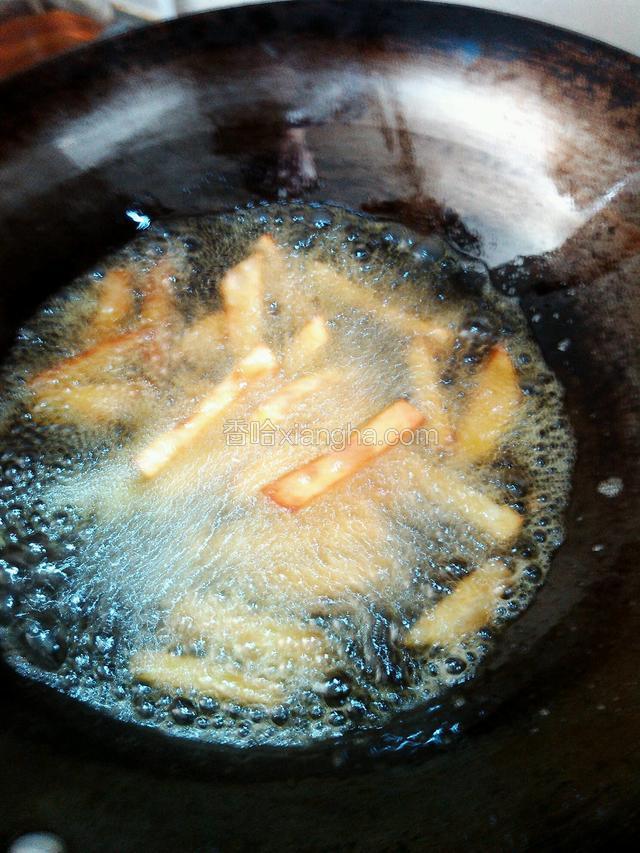 炸到土豆条金黄，用筷子夹一下，感觉土豆条变软了，就可以出锅