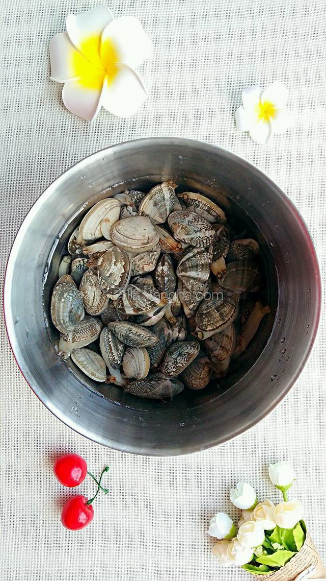 买花蛤的时候跟老板多要一些干净的海盐水，回来后用海盐水养着，让花蛤吐干净泥沙。
准备下锅前用自来水搓洗干净壳上的脏东西，多洗几遍直至水清澈，最后用干净水养着放在一旁备用。