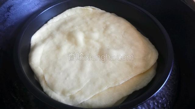 放在已经在锅中的薄饼上，继续蒸