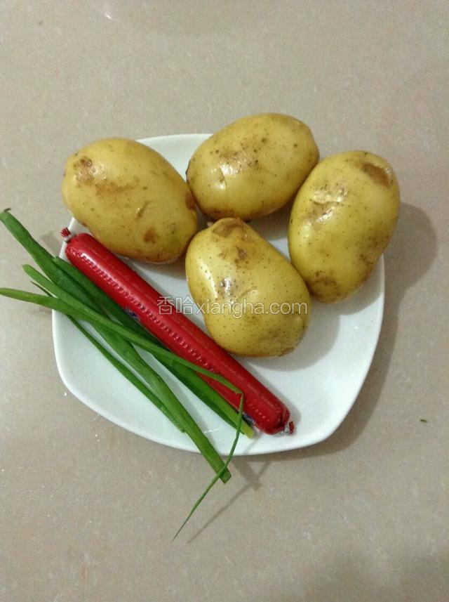 准备好食材火腿和葱各切末。