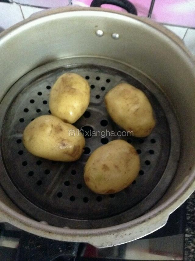将土豆上锅蒸熟。