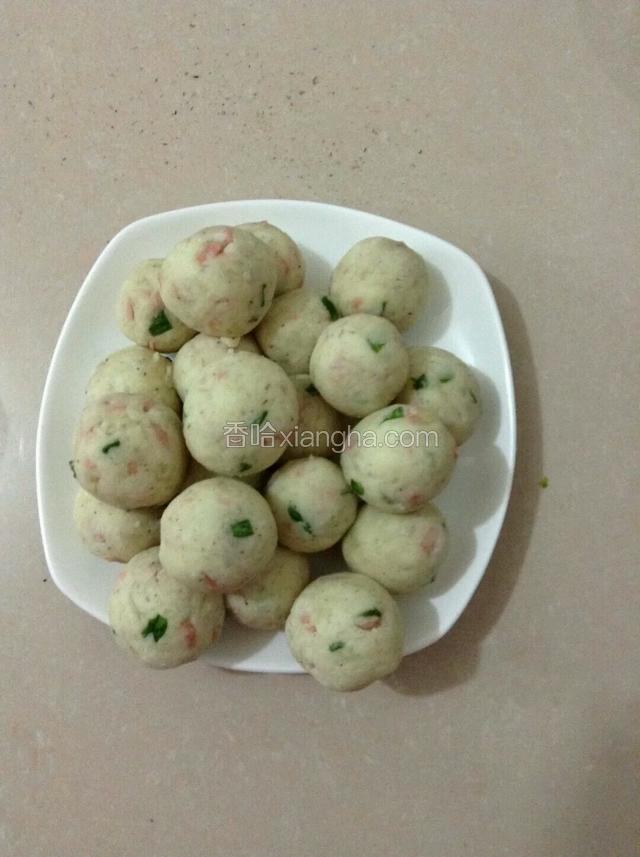 土豆泥加火腿末葱末，加少许盐和胡椒粉拌匀揉成圆形小球。