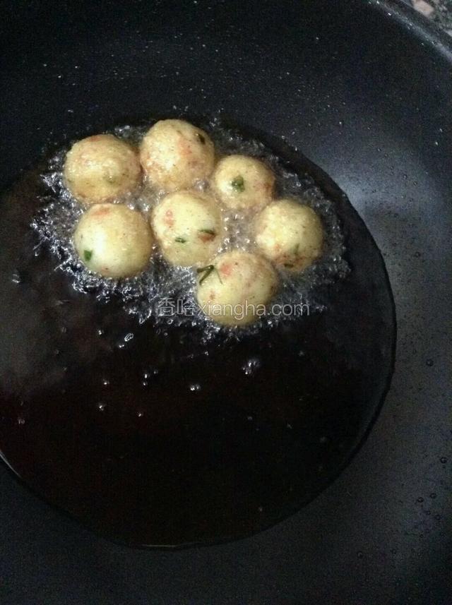 锅中下油烧至六七成热，放入土豆丸，炸至色泽金黄捞出。