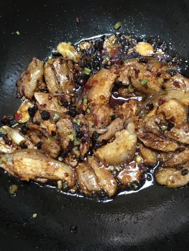 放豆瓣翻炒两下，然后加料酒、酱油上色。